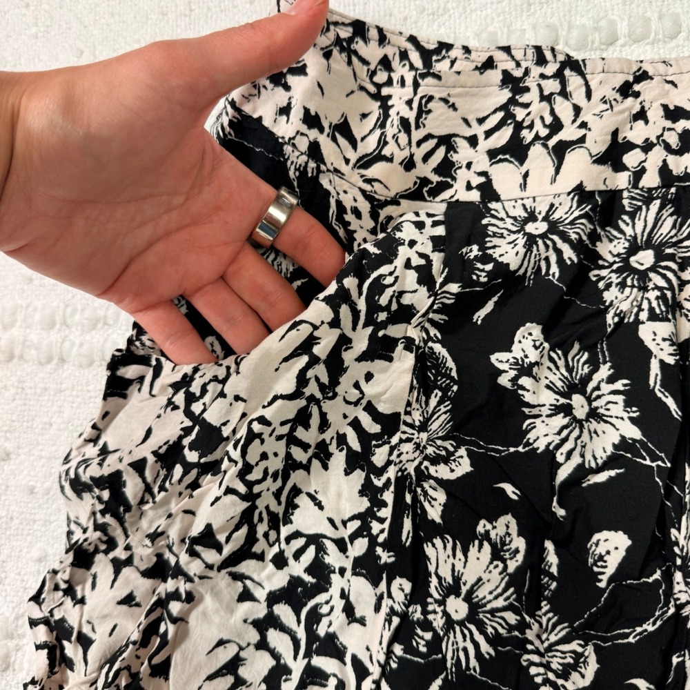 Free People Black White Floral Surplice Crop Top Boho Sleeveless Blouse Size 6 - Picture 5 of 8